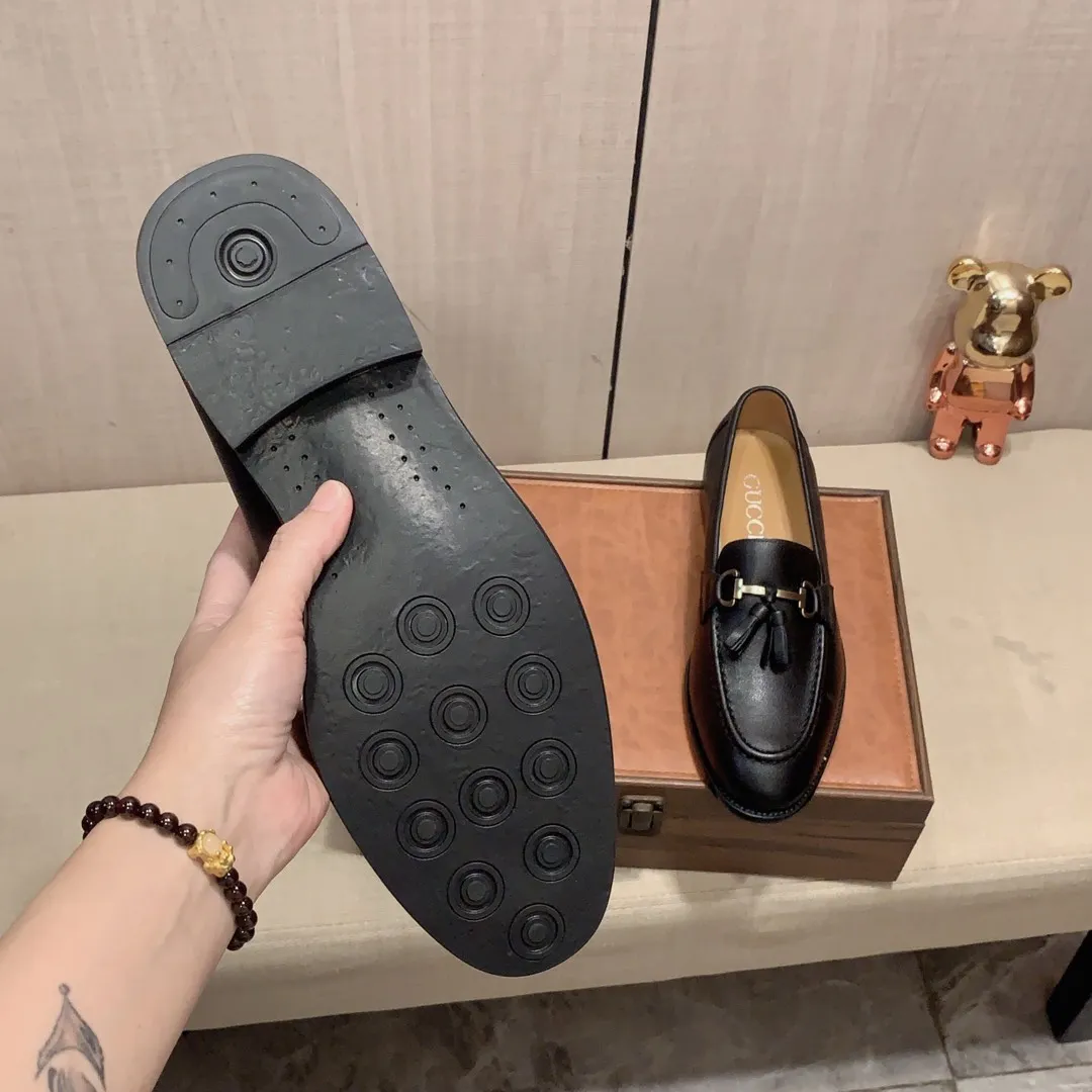 Men's Leather Shoes Men's Shoes 💰480💰💰🎩🎩 [Lightning] [Lightning] "Gucci*" The latest and most popular casual business leather shoes, top brand [Seduce] luxury ~ purchasing agent, top quality ~. [Strong] The upper is made of imported breathable cowhide with matching material ➕ breathable cowhide feet (•) and fine workmanship. The original stylish and stylish soft rubber wear-resistant and non-slip outsole is light and comfortable on the feet. The real thing looks better when photographed in person. 1011: code: 38-44, can be customized to 45